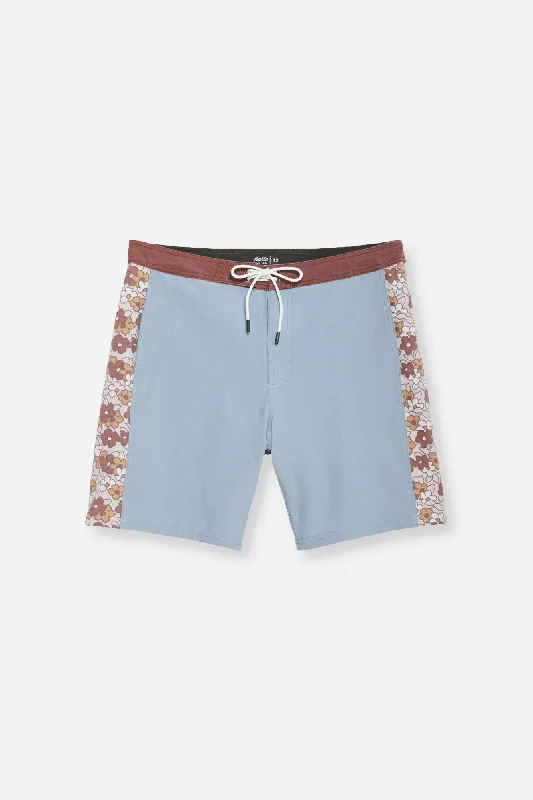 Mid - rise men's trunks for a balanced coverageFIELD SURF TRUNK