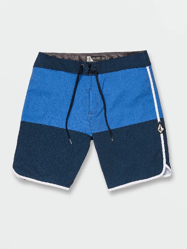 Printed men's trunks with eye - catching motifsQuarta Scallop Mod-Tech Trunks - Navy Printed men's trunks with eye - catching motifsQuarta Scallop Mod-Tech Trunks - Navy