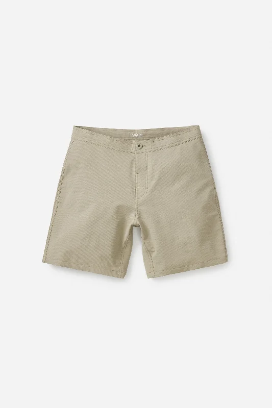 Mid - rise men's trunks for a balanced coverageWANDERER HYBRID SHORT